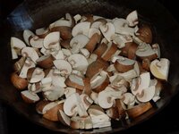 05_Champignons_werden_in_Butterschmalz_gebraten.jpg