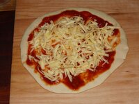 10_Pizza_mit_Arrabbiata_und_Gouda_belegt.jpg